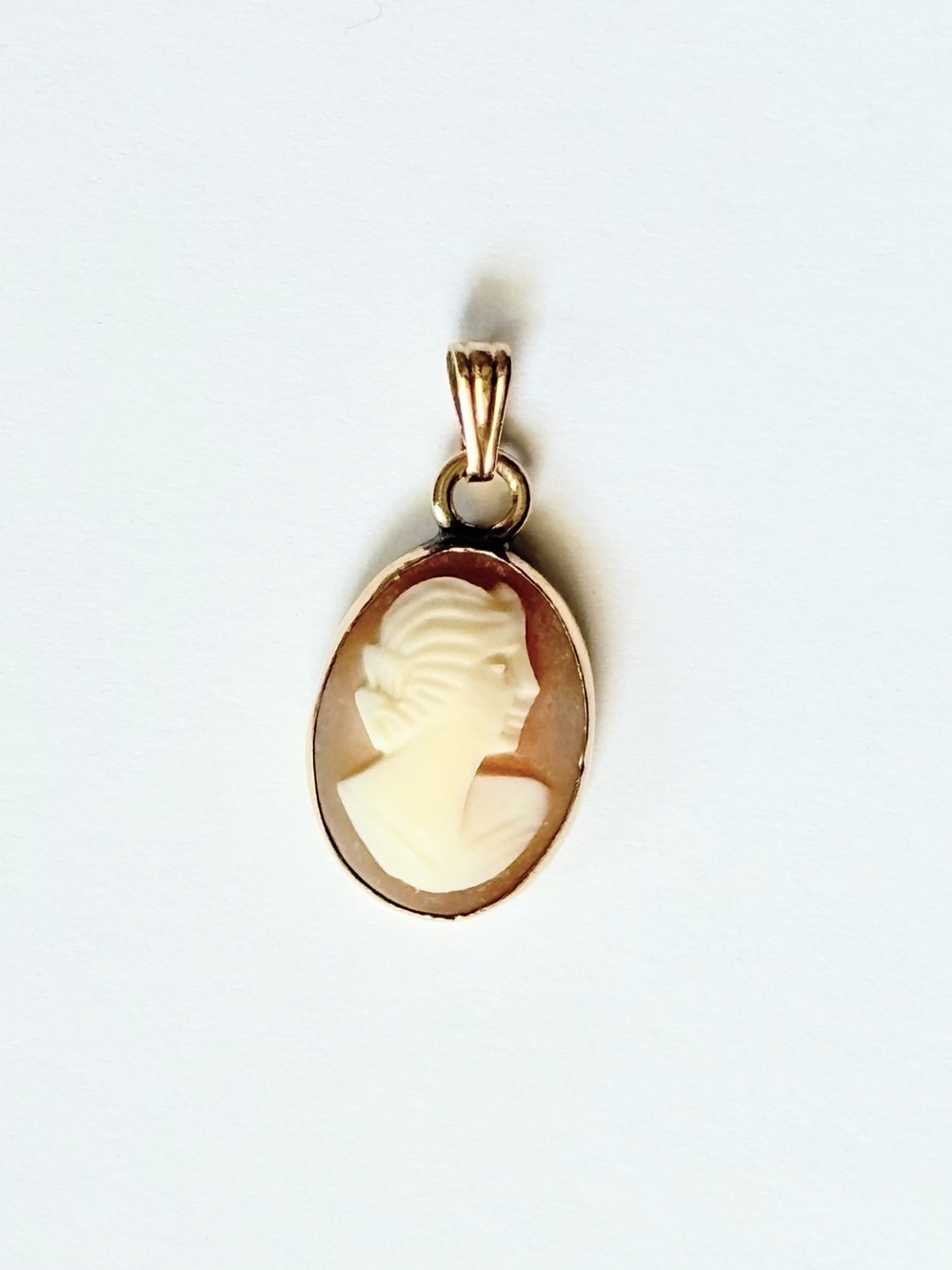 Vintage 12k Gold Filled Small Cameo Pendant